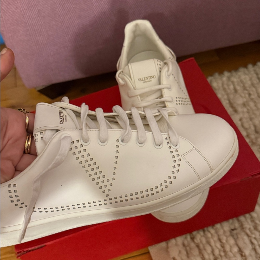 Valentino Garavani V logo perforated low top sneakers white - Picture 5 of 10